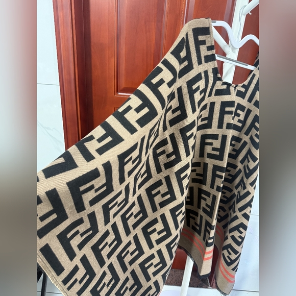 Fendi Oversized Reversible Cape - Picture 5 of 10